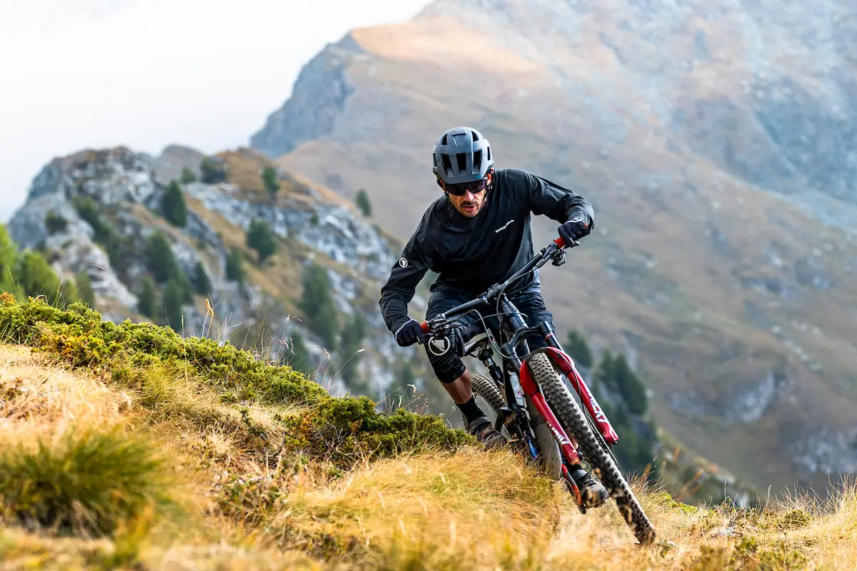 Endura Verkäufe -Endura Verkäufe Hummvee Plus MIPS Helmet Lifestyle 07